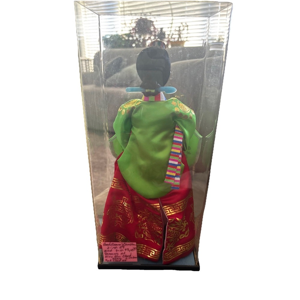VINTAGE KOREAN DOLL WITH CASE GREEN/RED/MULTI-COLORED ATTIRE Rare - Picture 3 of 6